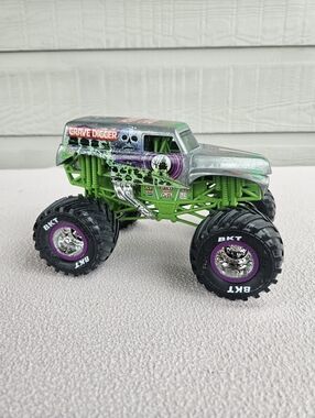 Monster Jam True Metal Grave Digger 1:24 Diecast Truck Spin Master Silver